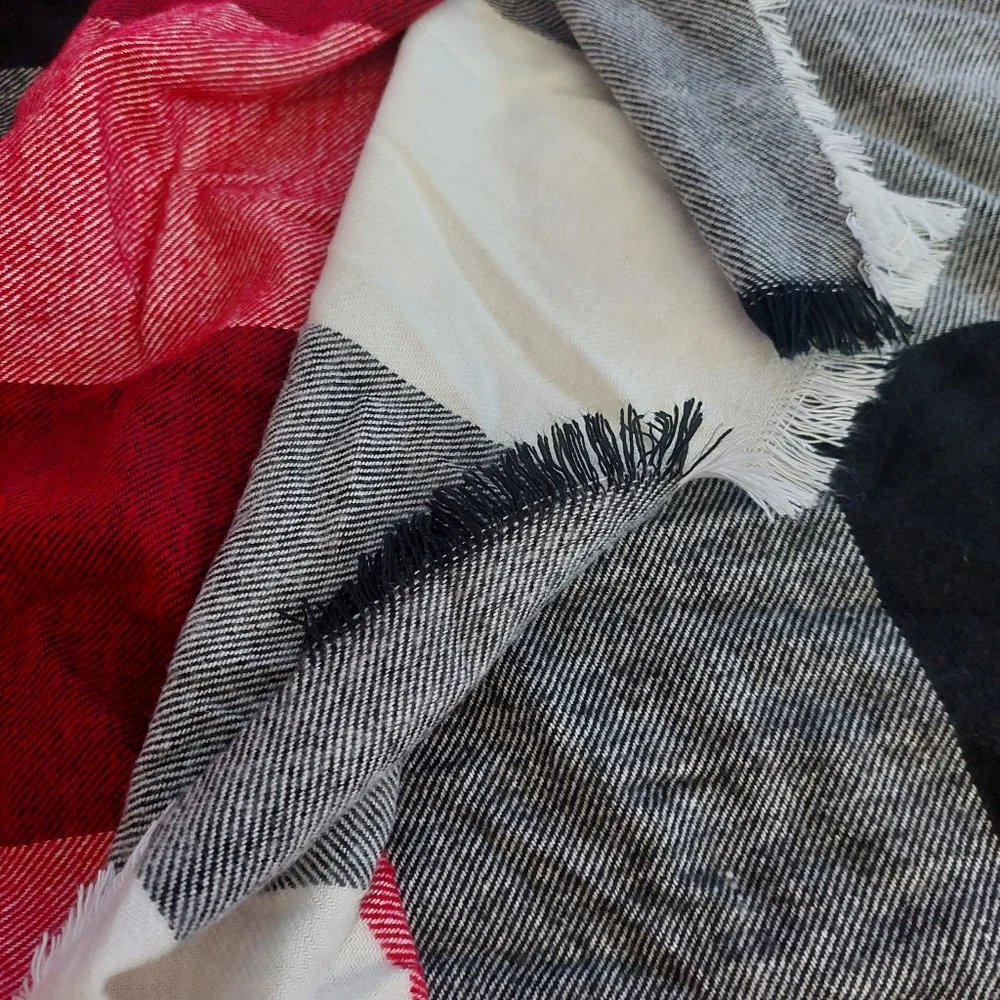 Square Plaid scarf/shawl‎